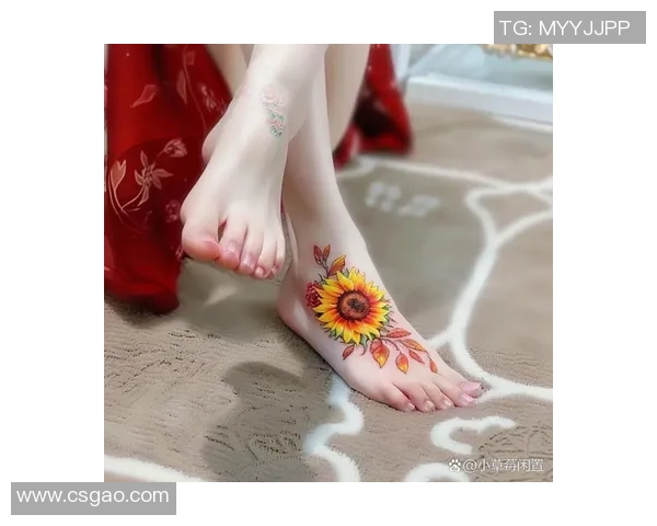 耳后笑脸纹身的足球明星展现个性与魅力的独特风采